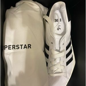 Beyonce platform Adidas superstar size 6 ! New with box and bag - white